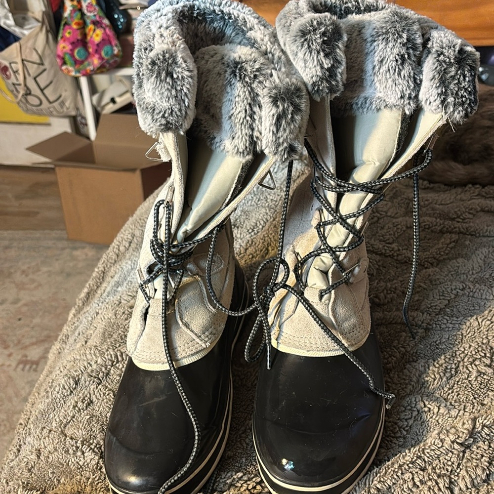 Preloved  size 10 women’s Khombu EMILY boots!